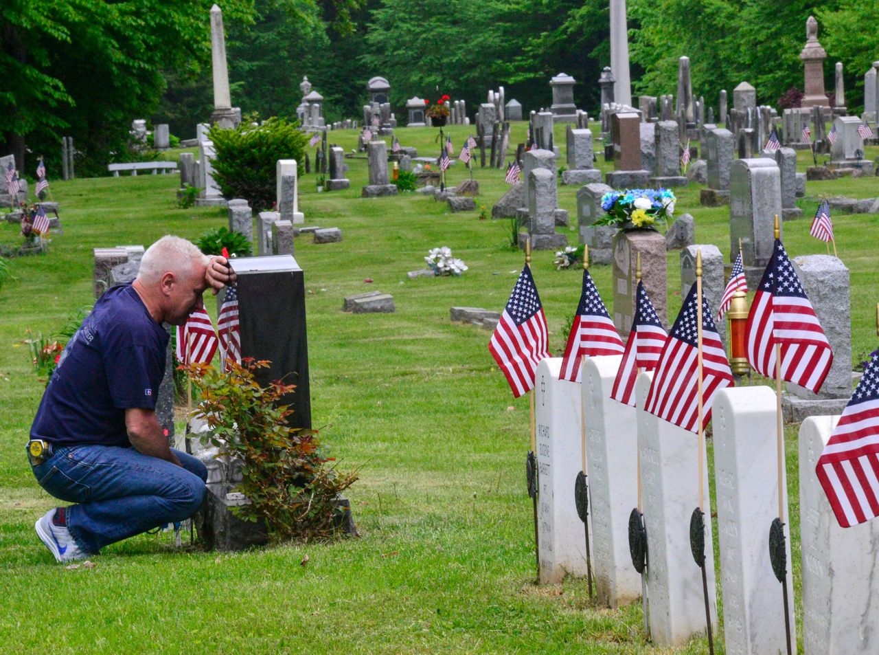 Memorial Day weekend draws crowds and triggers warnings