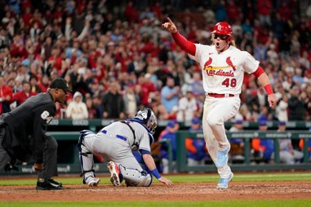 Cardinals reliever Gallegos gets wiped down by umpire after using