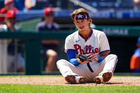 Rhys Hoskins homers, starts triple play; Phillies beat Cubs 6-3