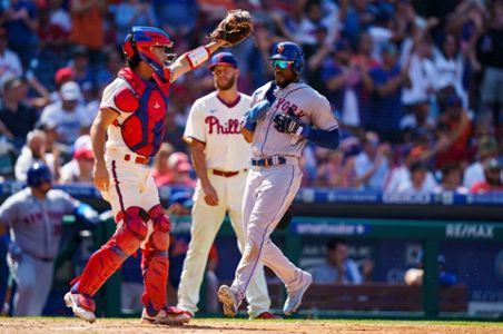 Mets hang on to edge Phils in doubleheader opener