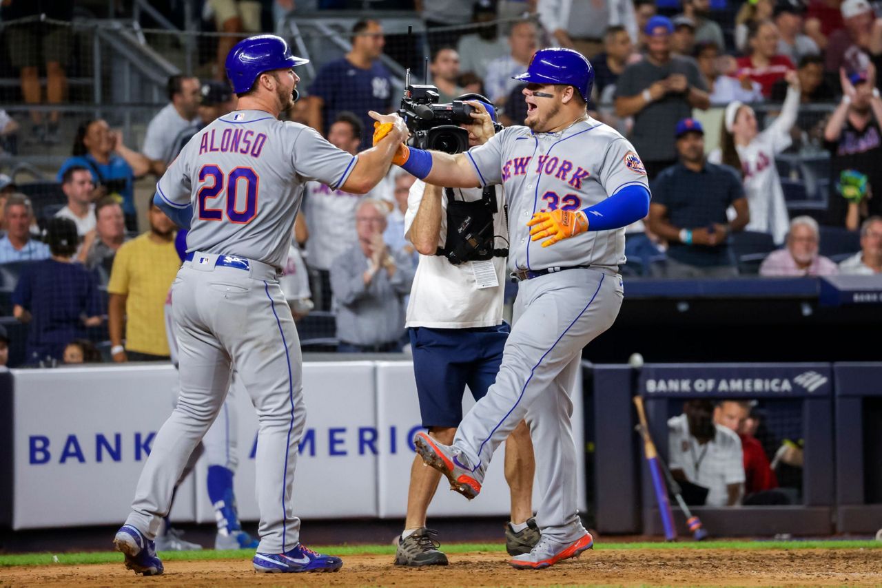 New York Mets' Pete Alonso celebrates a home run with Daniel