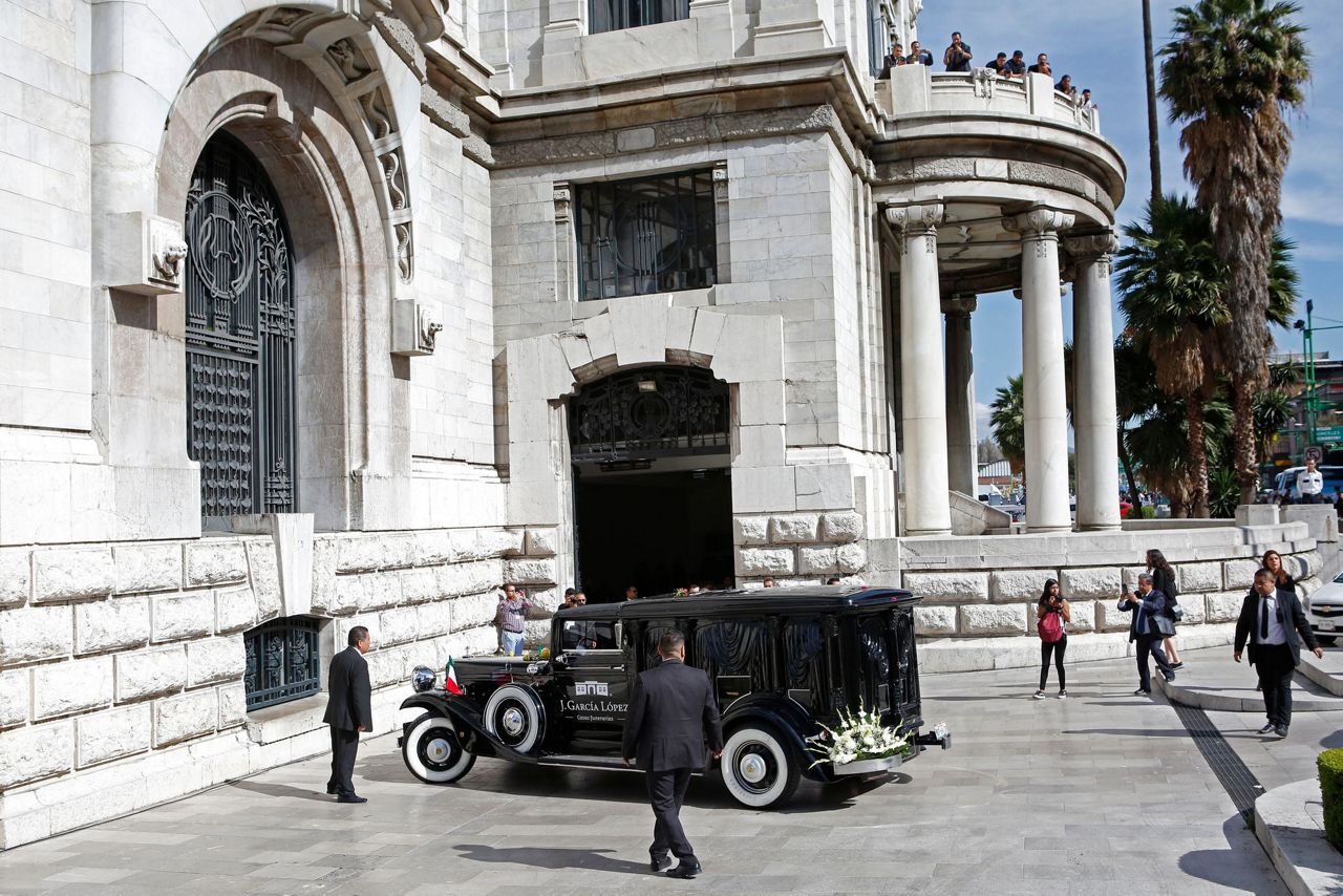 Thousands mourn Mexican singer José José at homage