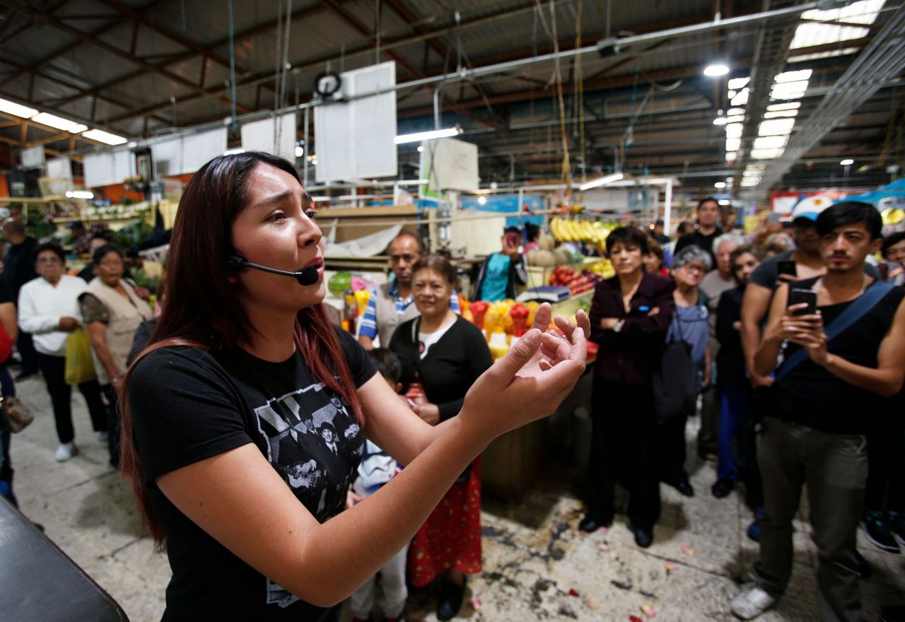 Impromptu opera regales Mexico City market-goers