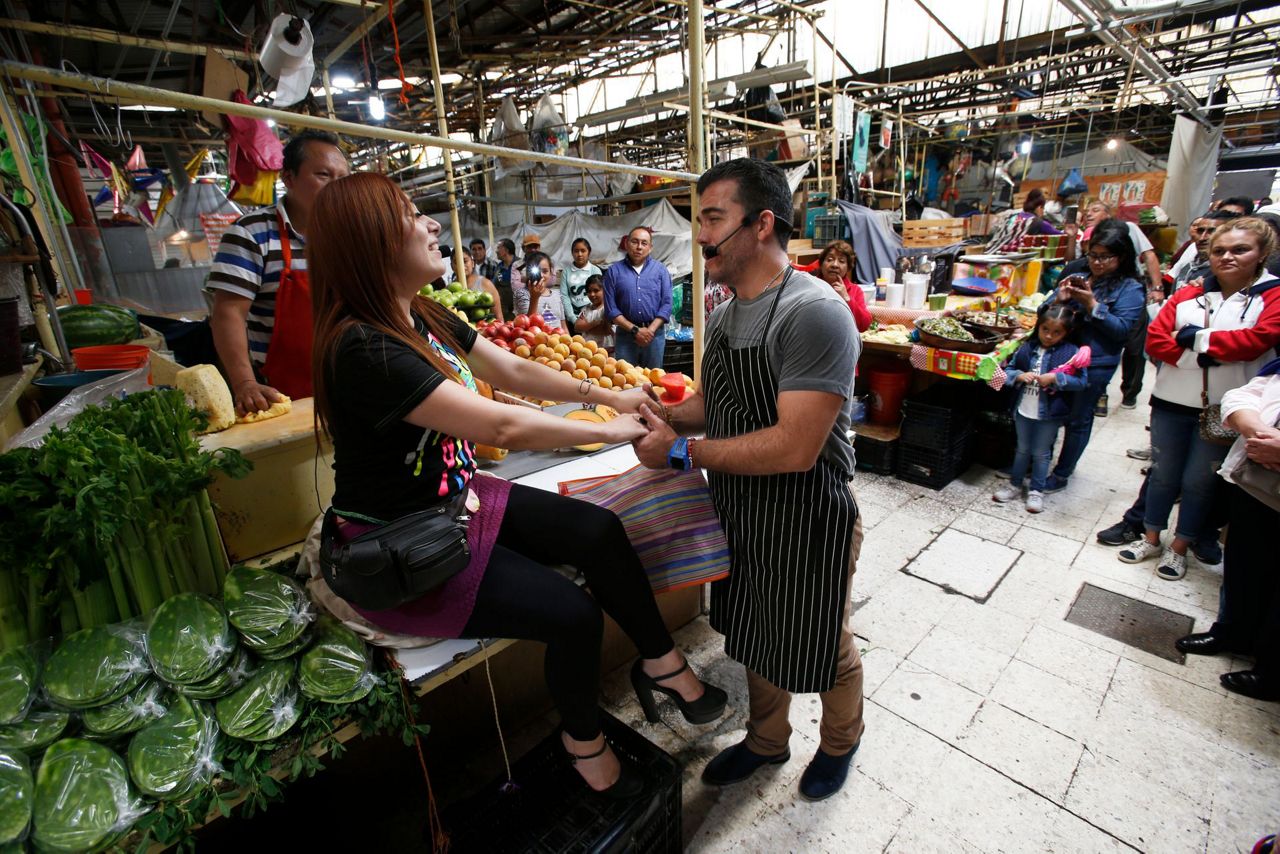Impromptu opera regales Mexico City market-goers