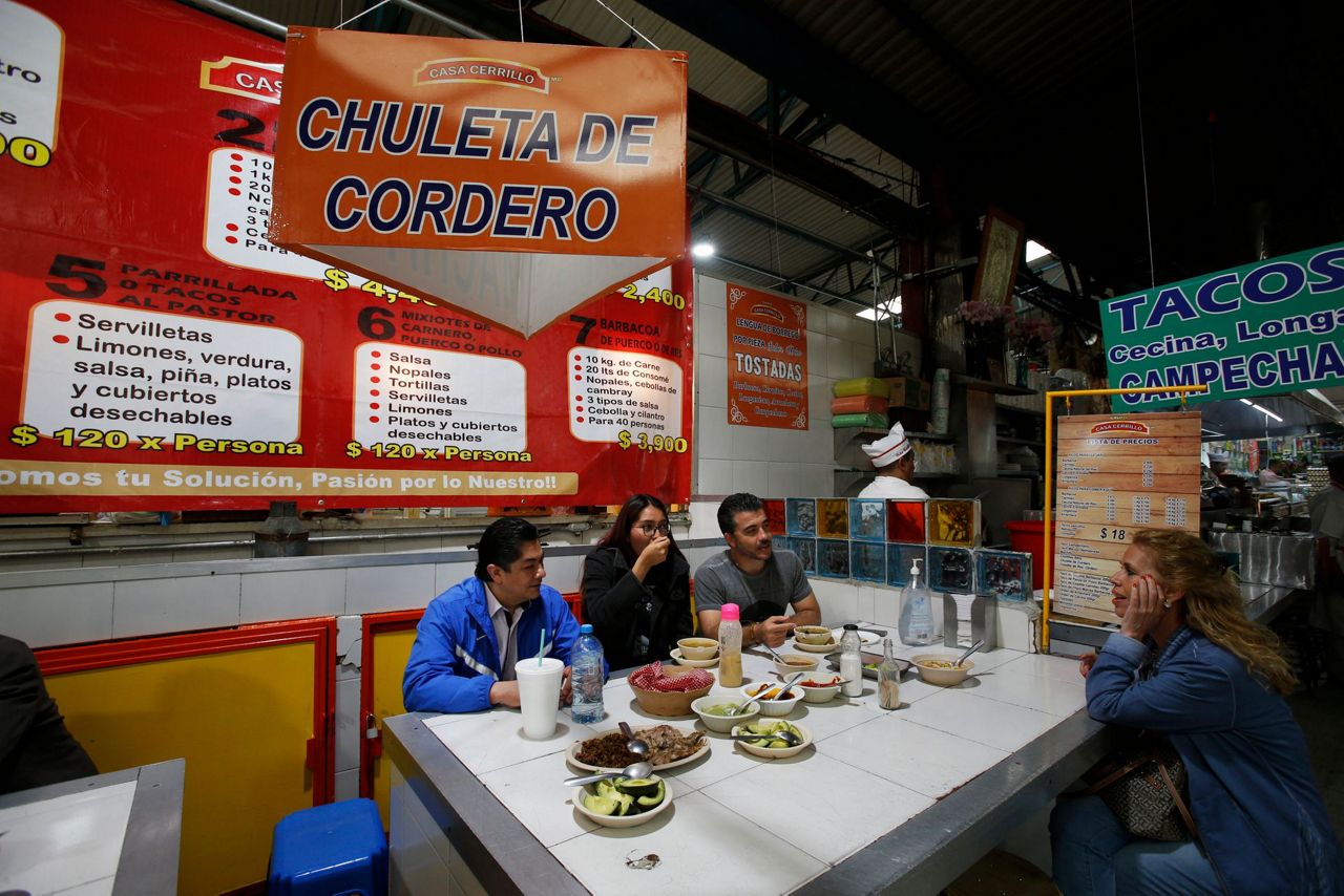 Impromptu opera regales Mexico City market-goers