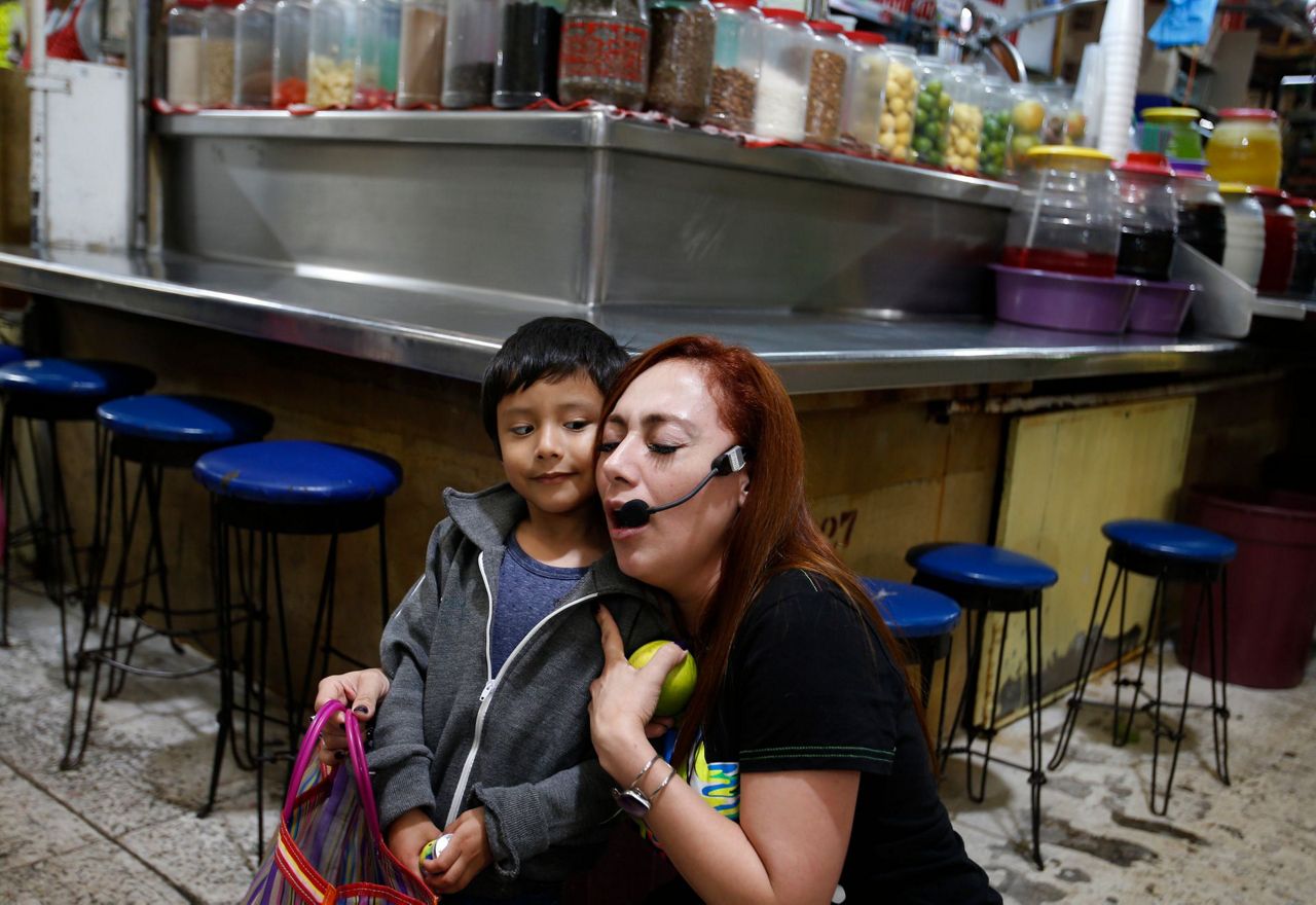 Impromptu opera regales Mexico City market-goers