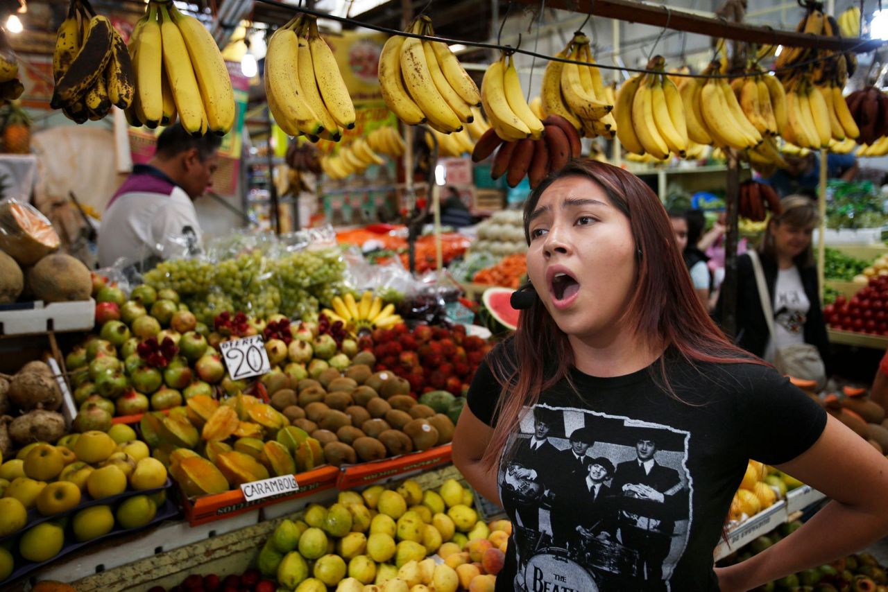 Impromptu opera regales Mexico City market-goers