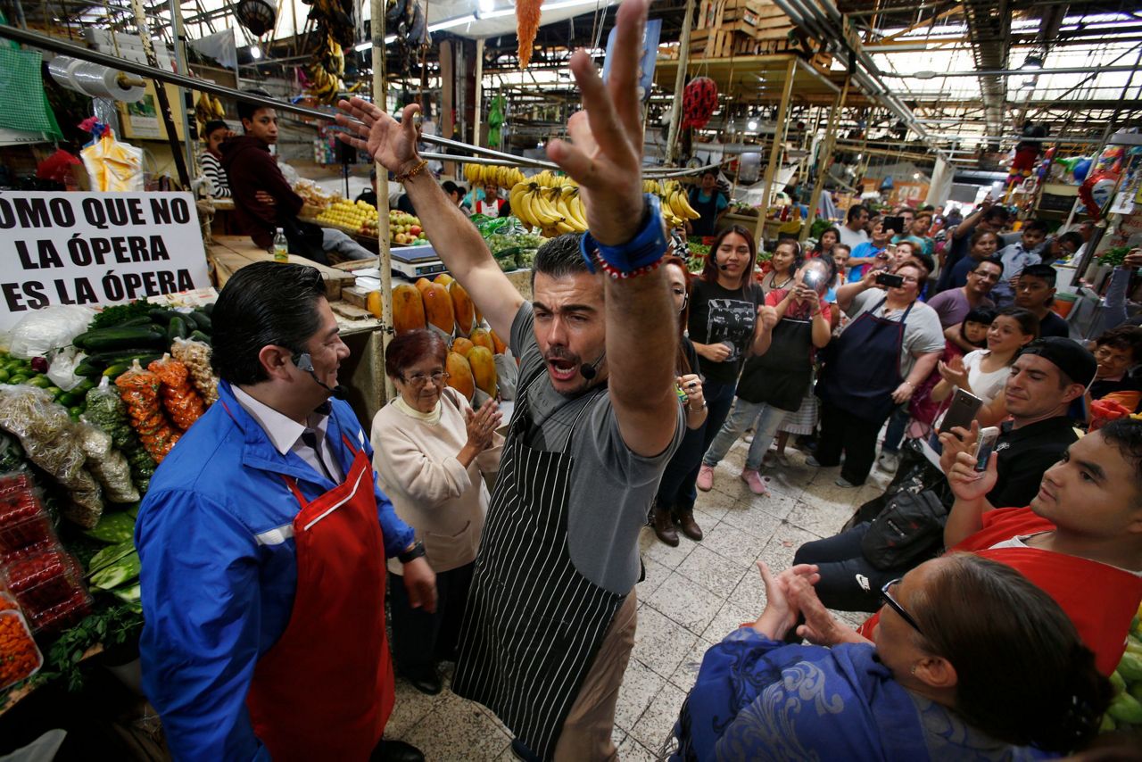 Impromptu opera regales Mexico City market-goers