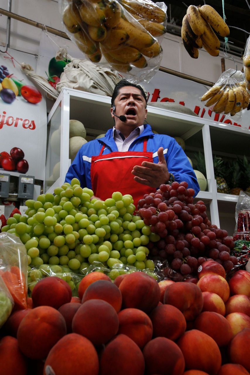 Impromptu opera regales Mexico City market-goers