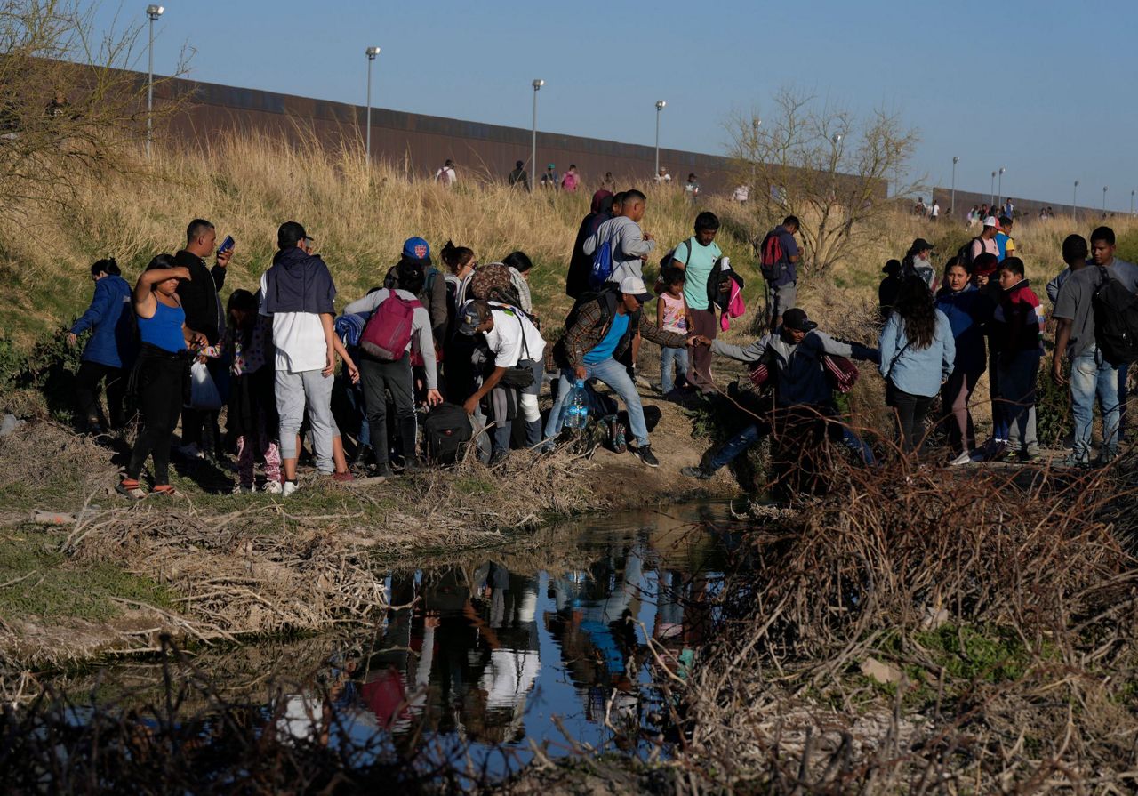 38 dead in Mexico fire after guards didn't let migrants out