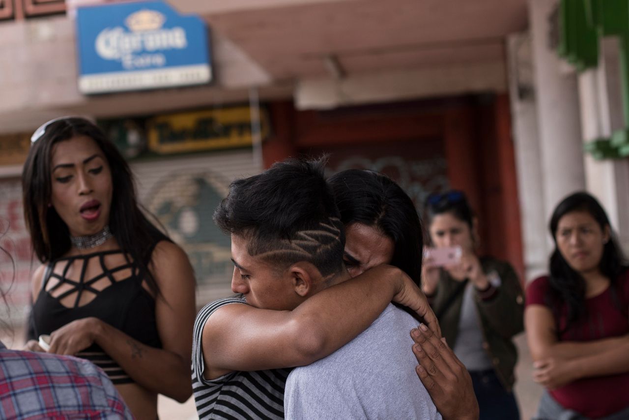 Buses carrying Central American migrants roll to US border