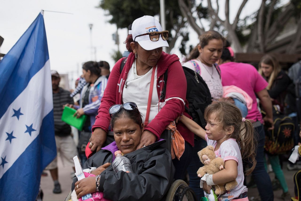 Buses carrying Central American migrants roll to US border
