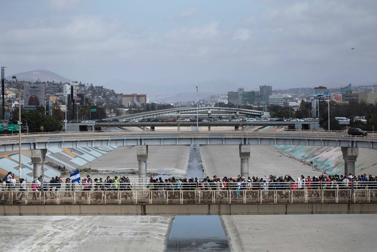 Buses carrying Central American migrants roll to US border