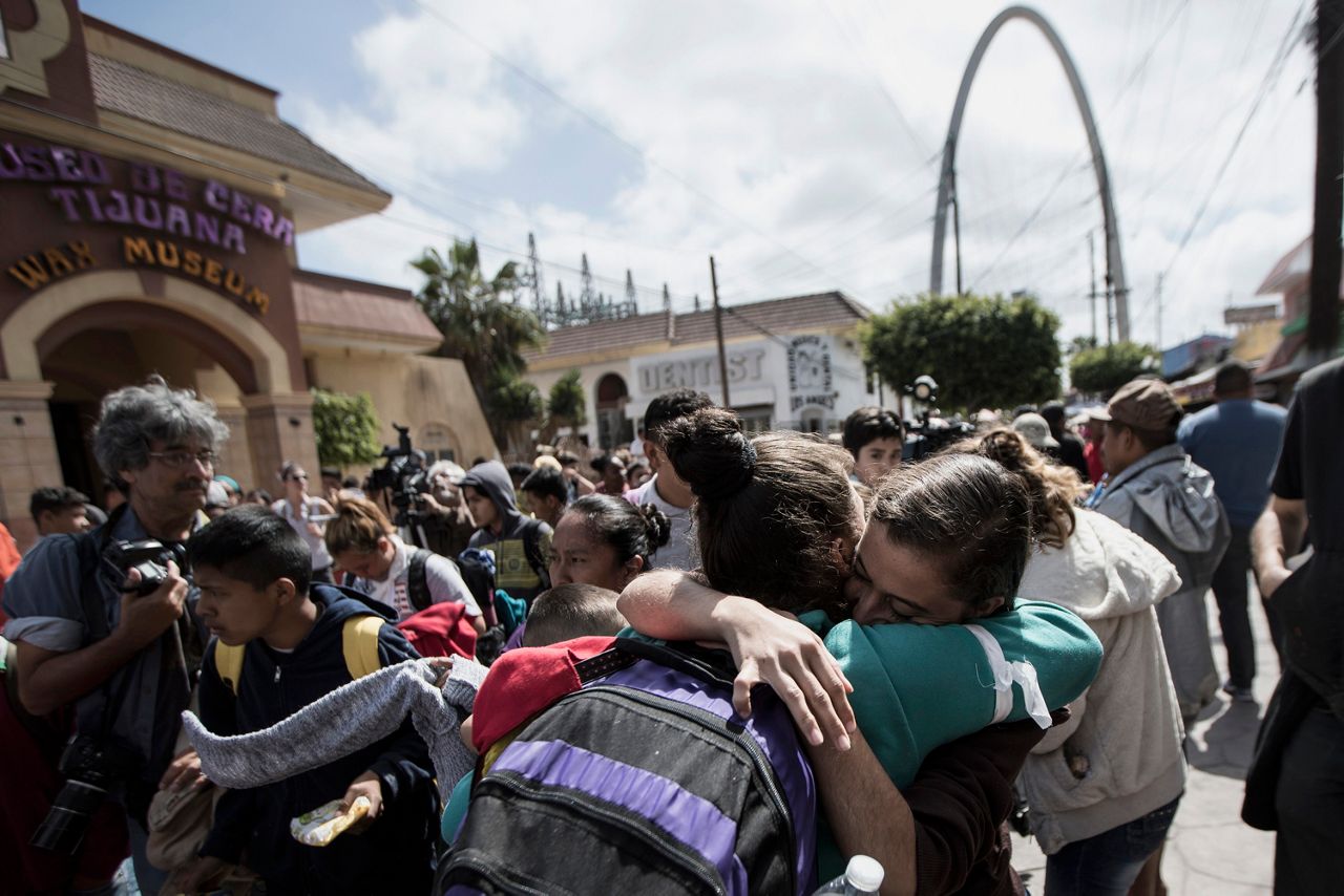 Buses carrying Central American migrants roll to US border