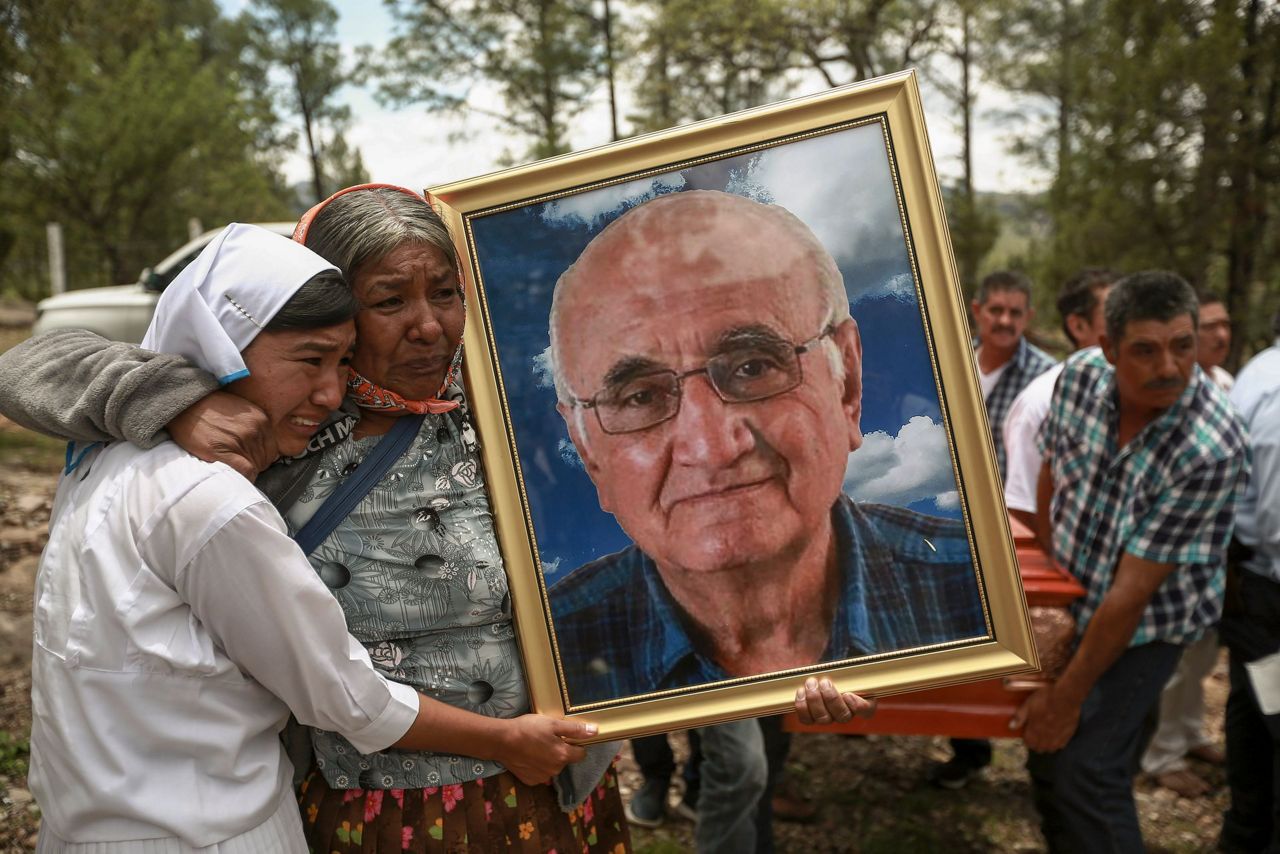 Entierro en el pueblo de 2 sacerdotes asesinados en el norte de México