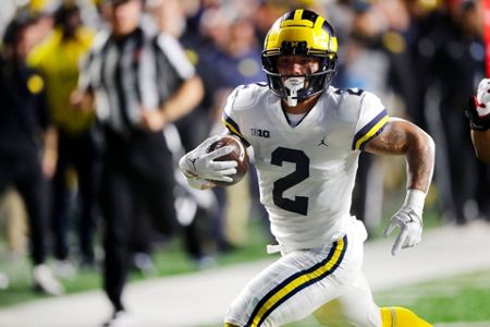 Michigan RB Blake Corum gives thanks during Ohio State week