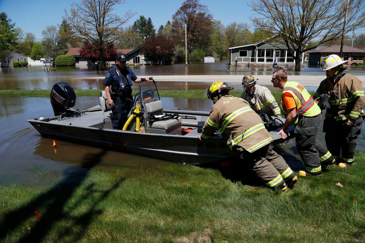 Thousands evacuated as river dams break in central Michigan