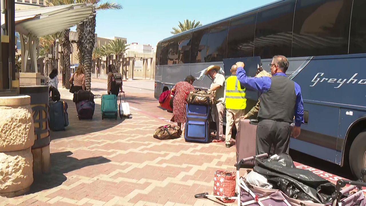 Migrants are seen exiting a bus at Union Station in Los Angeles. (Spectrum News)