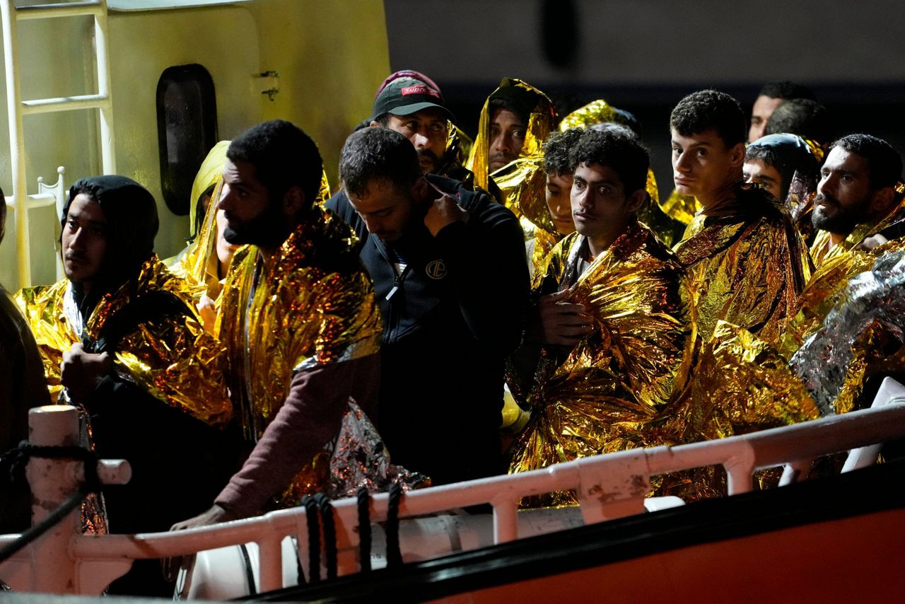 Italian Coast Guard rescues 300 migrants from stormy seas