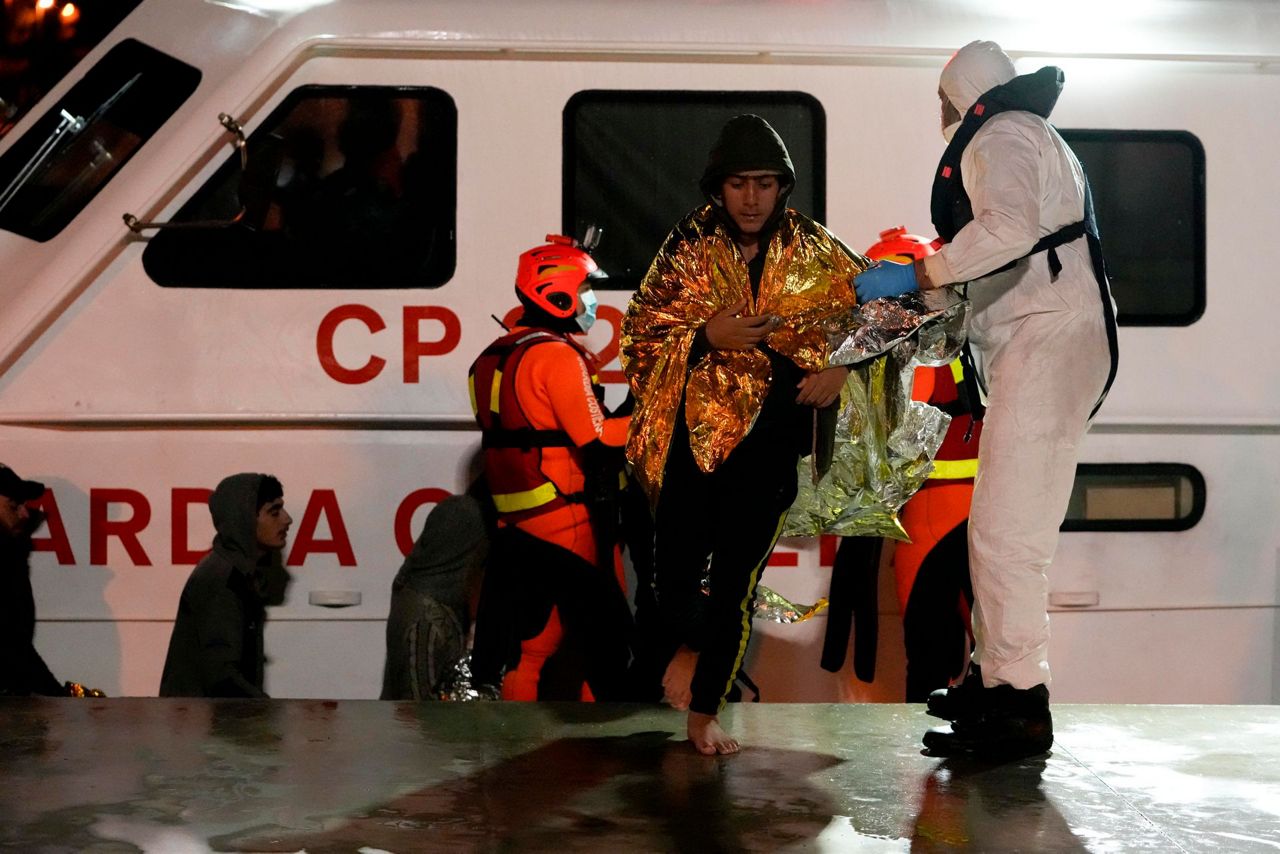 Italian Coast Guard rescues 300 migrants from stormy seas