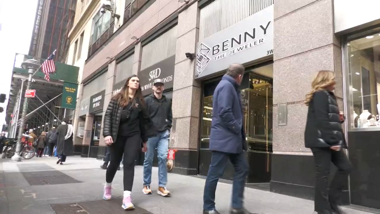 Jewelry store robbery in Manhattan – million dollar jewelry stolen
