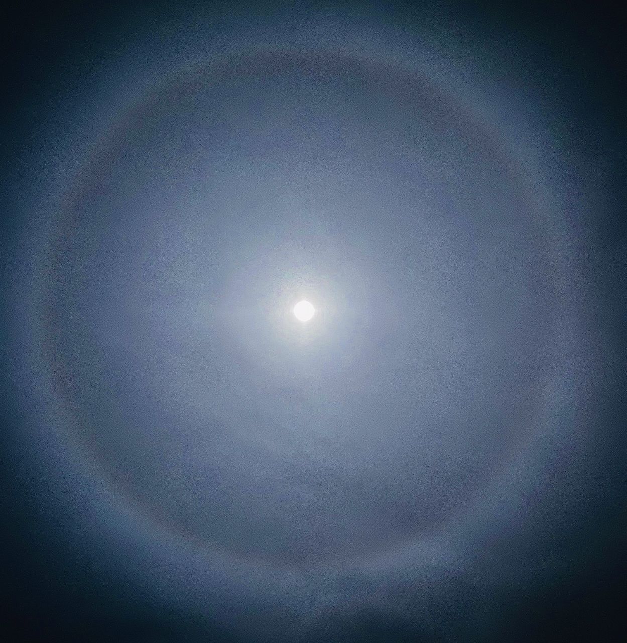 What causes a ring around the moon? Orlando Lanes