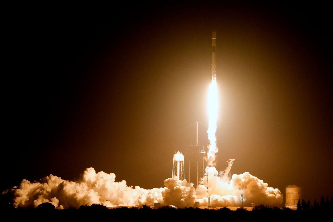 US company's lunar lander rockets toward the moon for a touchdown ...