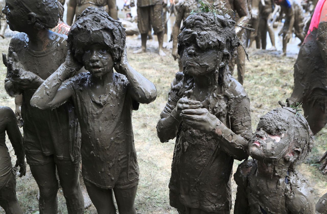 美国举办疯狂泥巴节 3岁男童获封为“泥浆国王” - 封面新闻