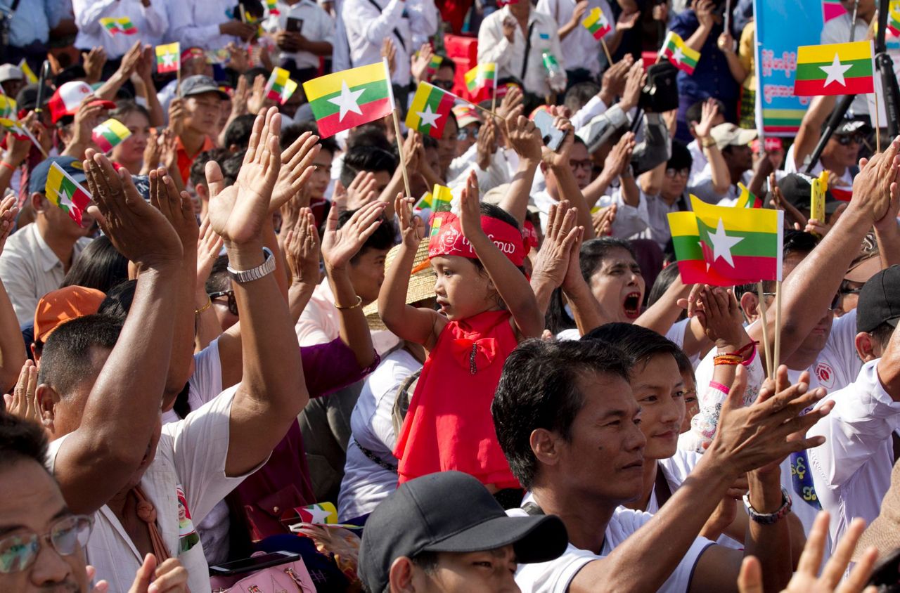 Hundreds rally in Myanmar to show support for Suu Kyi