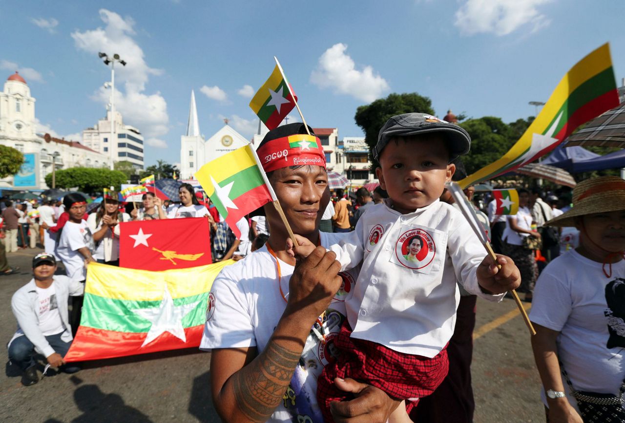 Hundreds rally in Myanmar to show support for Suu Kyi