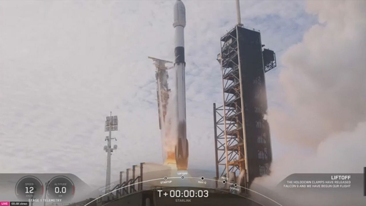 SpaceX ファルコン9号 × Starlink 精密完成モデル SpaceX Rocket Delivers 26 Starlink Satellites Into Orbit