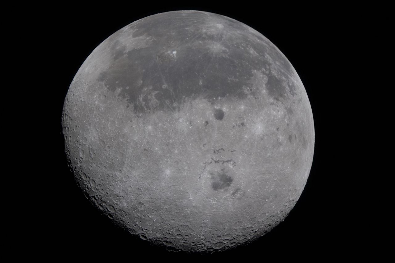 Artemis II astronauts race to set a new distance record from Earth and ...