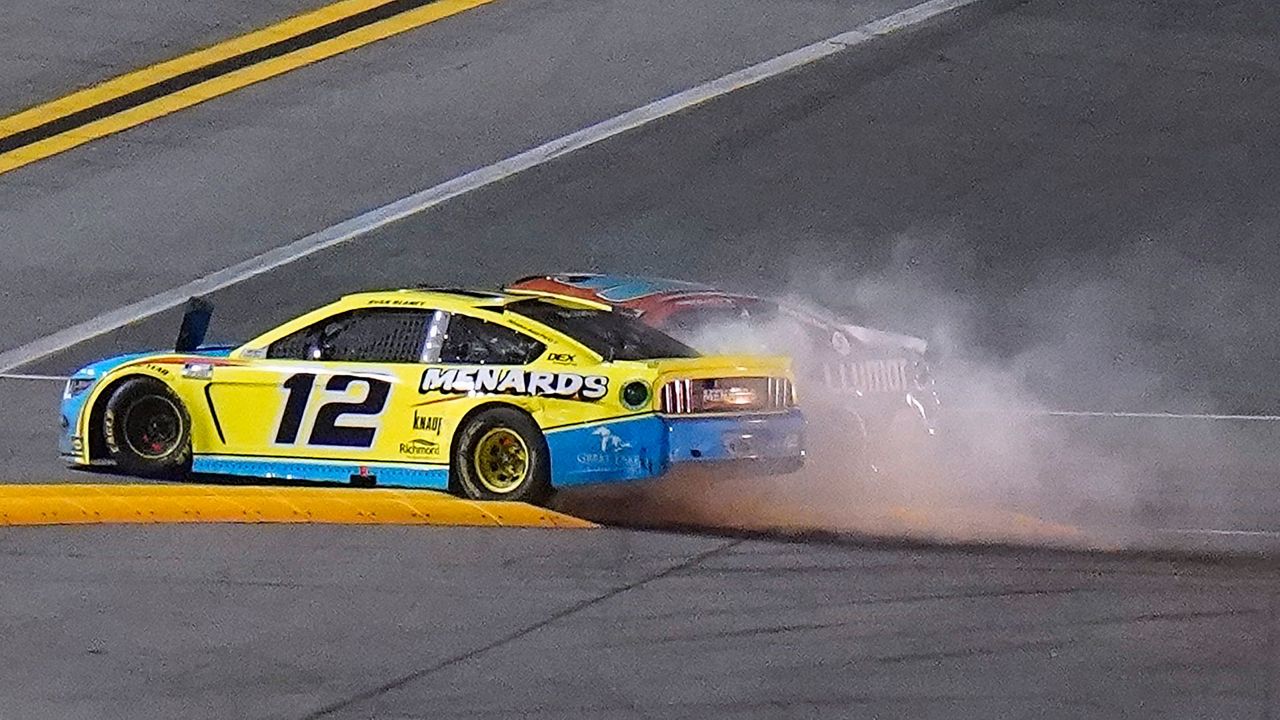 Kyle Busch streaks past Elliott, Blaney to win Busch Clash