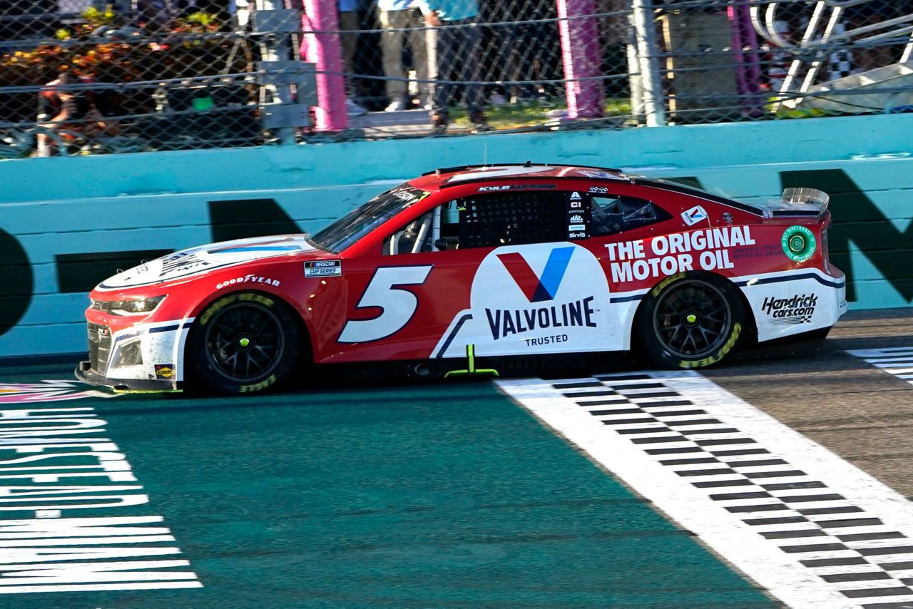 Larson Wins Nascar At Homestead Holding Off Chastain At End 