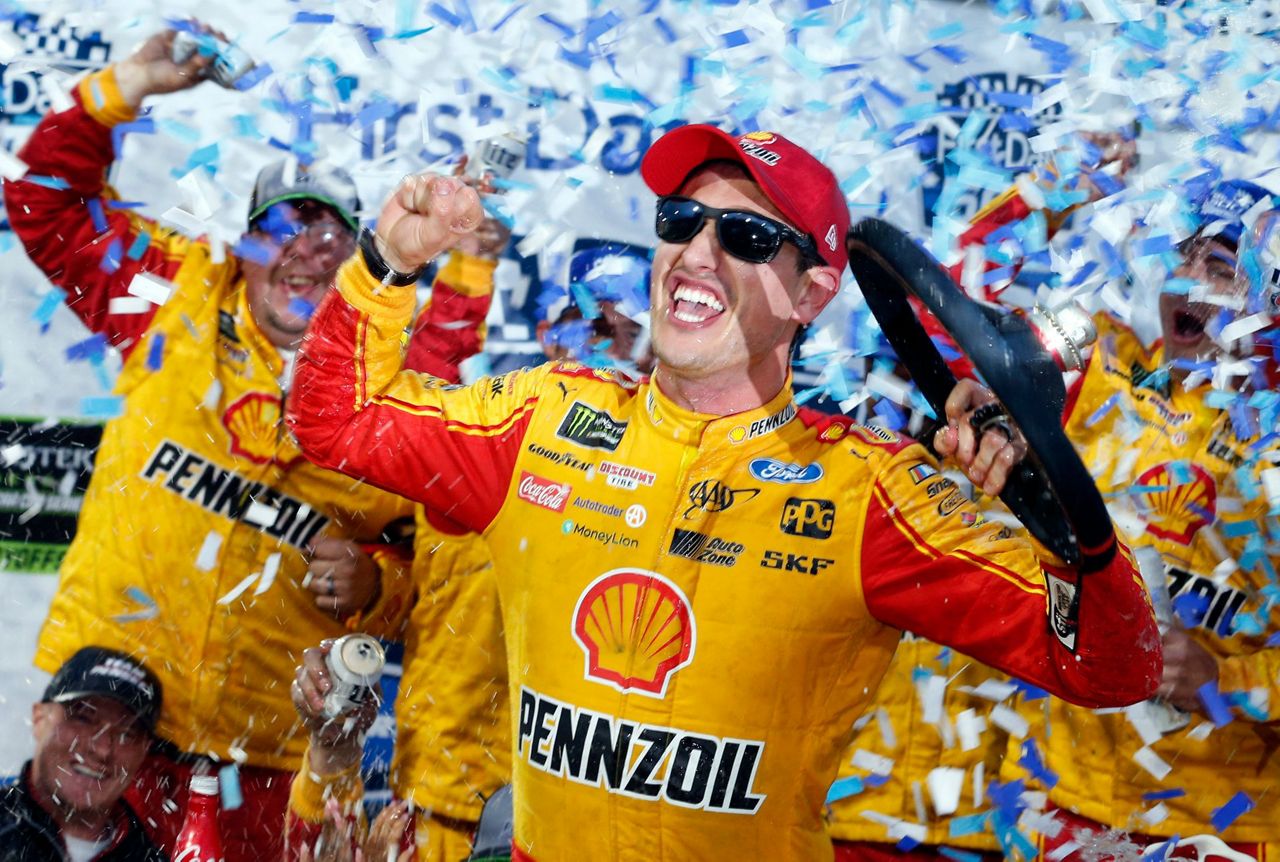 Logano shoves past Truex to earn shot at NASCAR championship