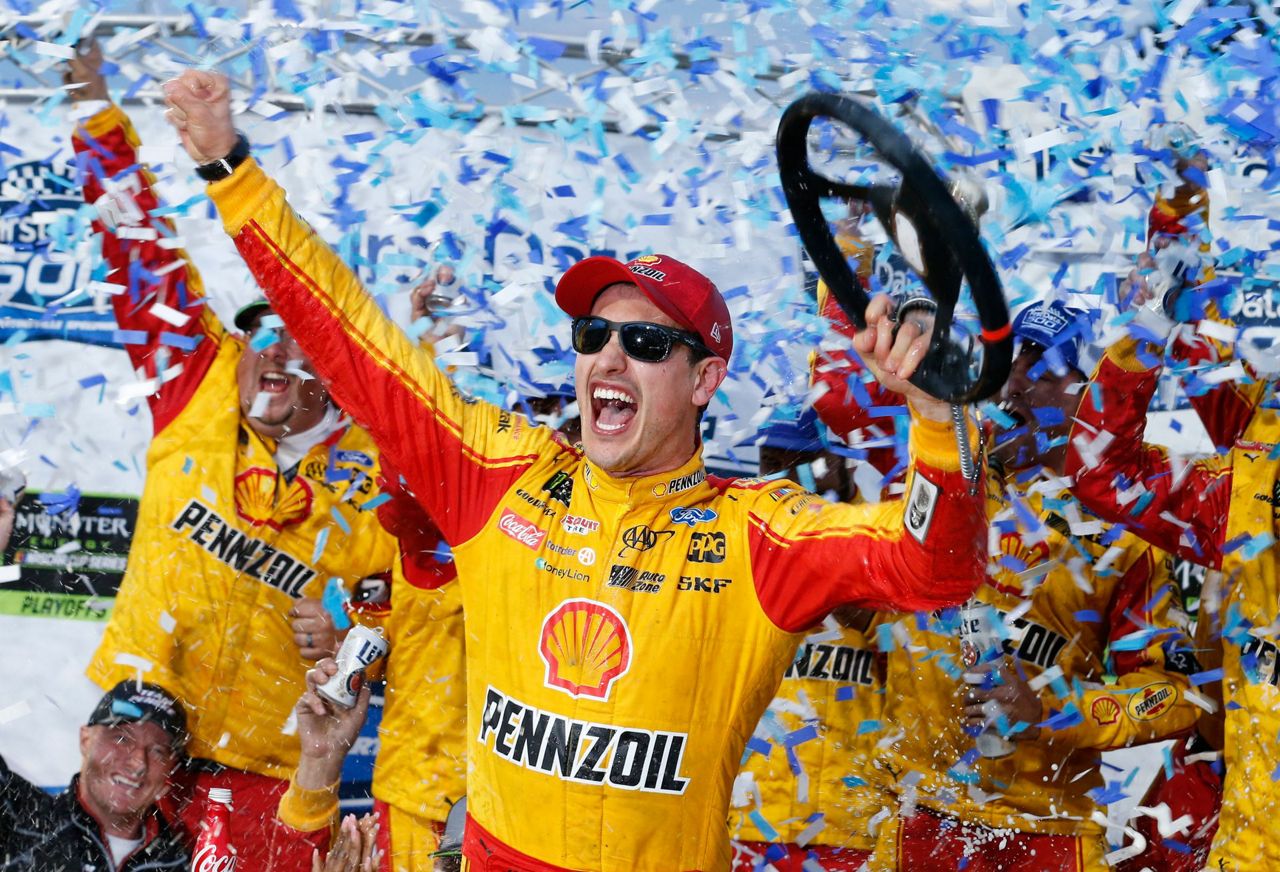Logano shoves past Truex to earn shot at NASCAR championship