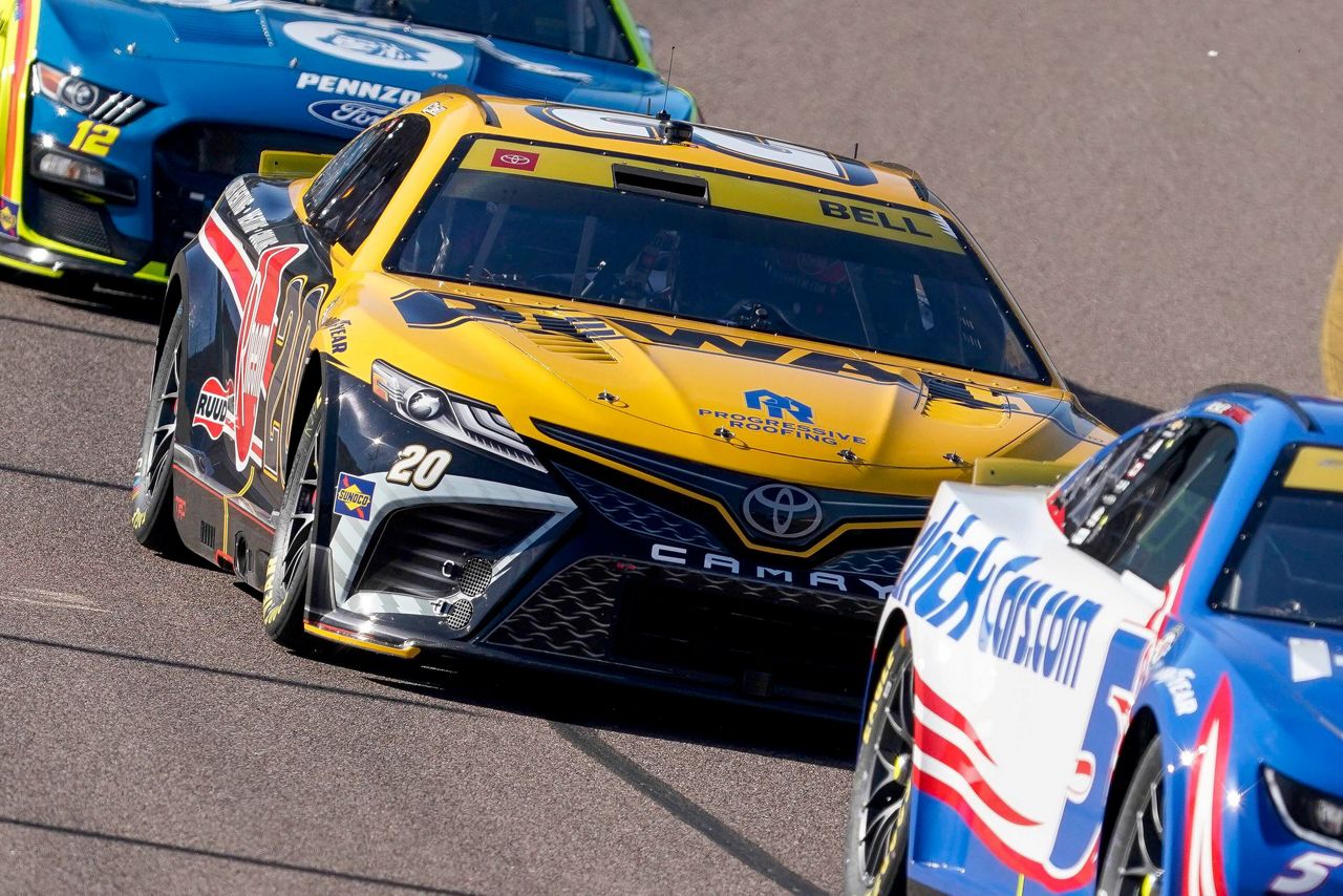 Bell's championship chances end with mechanical failure in NASCAR title ...