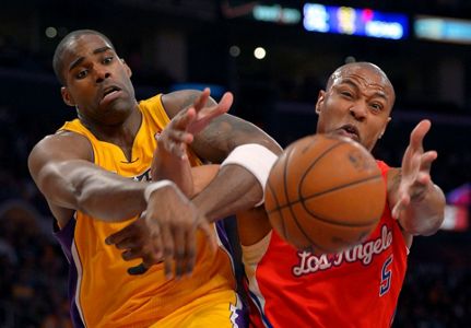 Washington Wizards forward Antawn Jamison (4) goes to the basket