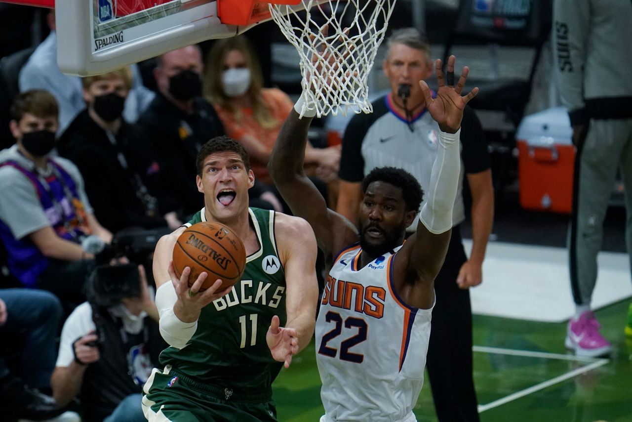 Ayton's foul trouble limits Suns in Game 3 loss vs Bucks