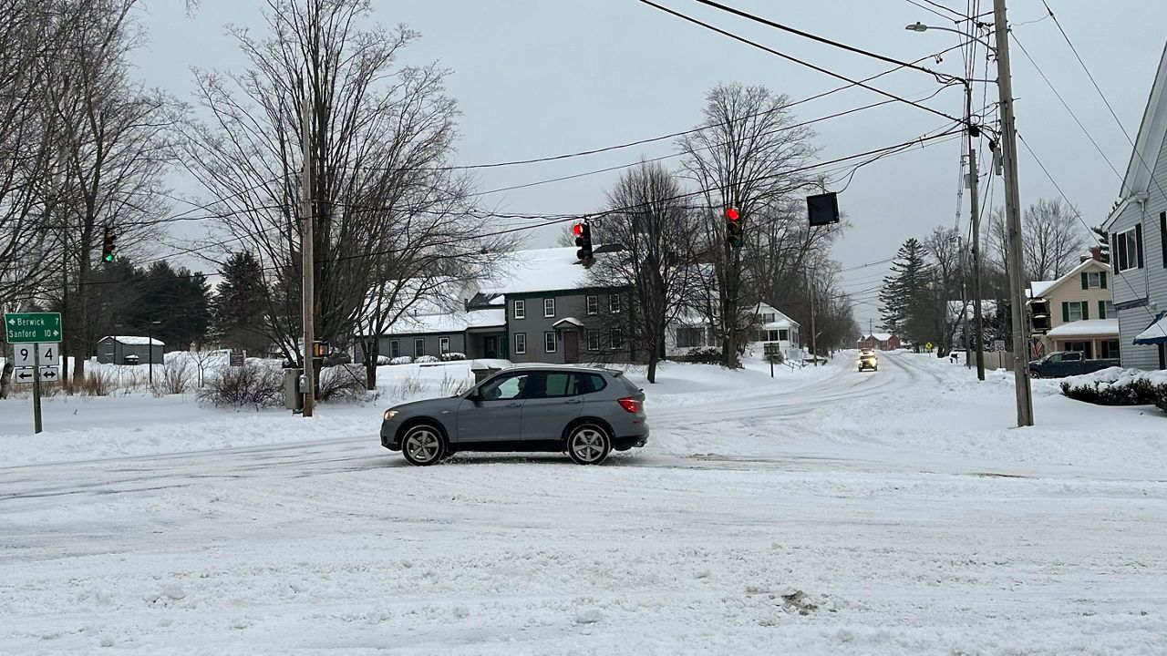 Traffic navigates snowy streets in North Berwick Monday morning. (Spectrum News/Sean Murphy)