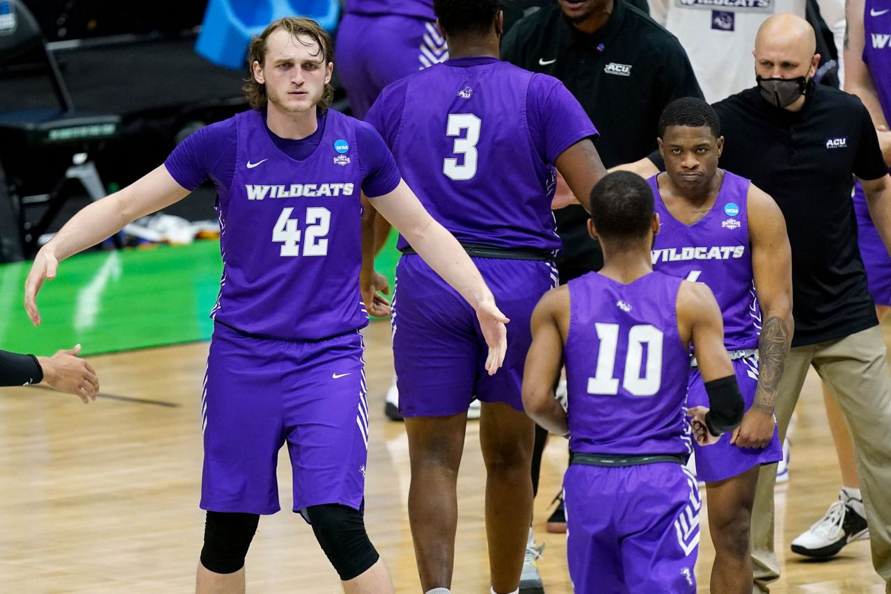 Texas stunner: No. 14 Abilene Christian ousts 'Horns 53-52