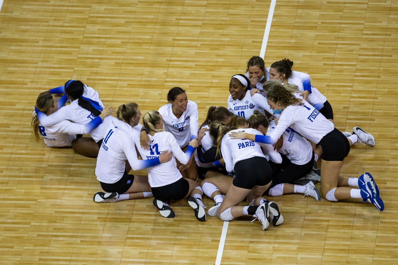 Kentucky wins first volleyball title in 4 sets over Texas