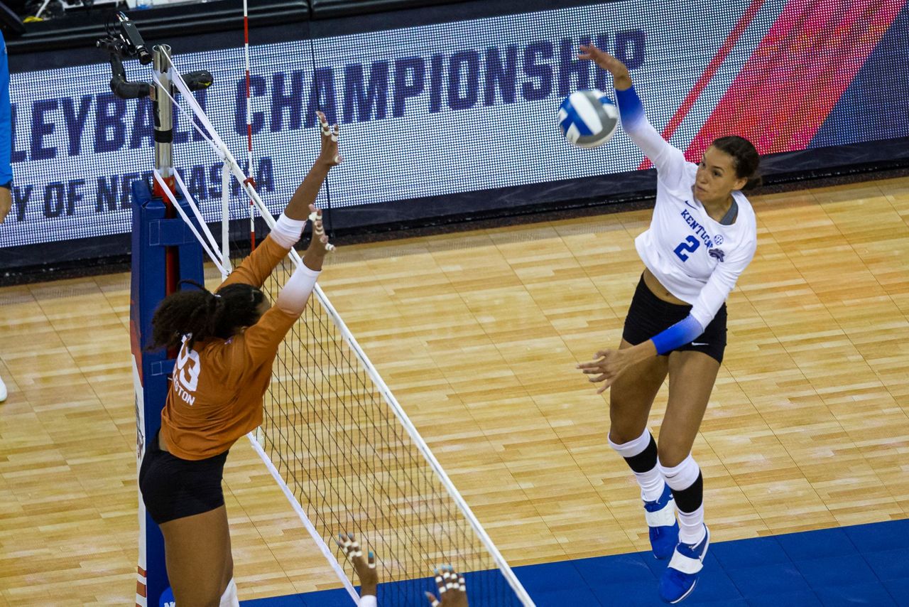 Kentucky wins first volleyball title in 4 sets over Texas