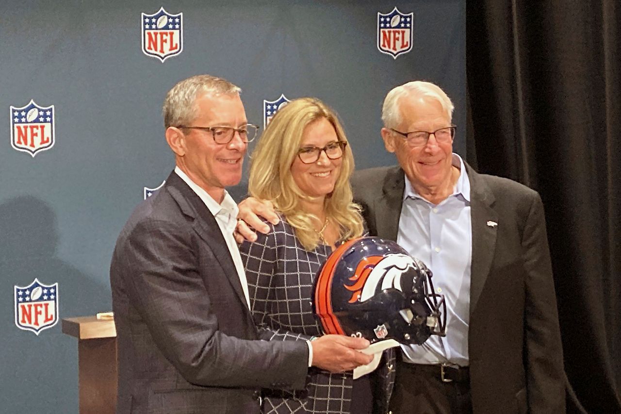 Broncos owner steps down to deal with Alzheimer's