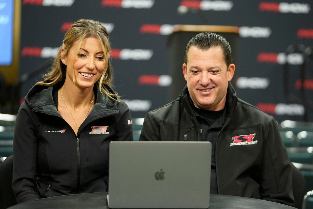 Leah Pruett to start family with Tony Stewart, who will drive her NHRA ...