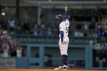 Cody Bellinger, Mookie Betts rally Dodgers, cut Braves' NLCS lead to 2-1