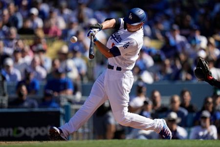 Bellinger, Betts rally Dodgers, cut Braves' NLCS lead to 2-1