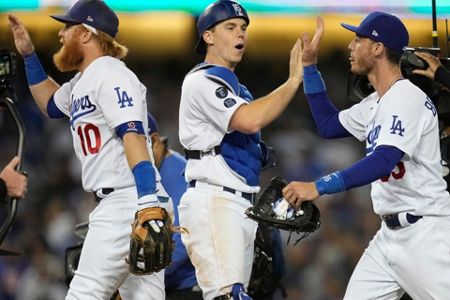 Bellinger, Betts rally Dodgers, cut Braves' NLCS lead to 2-1