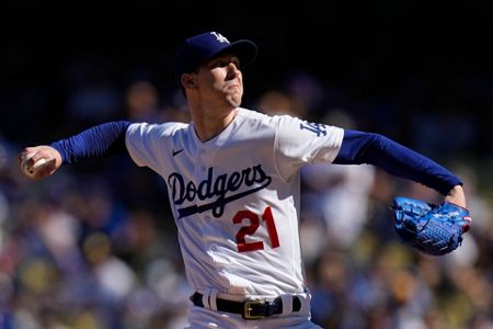 Bellinger, Betts rally Dodgers, cut Braves' NLCS lead to 2-1