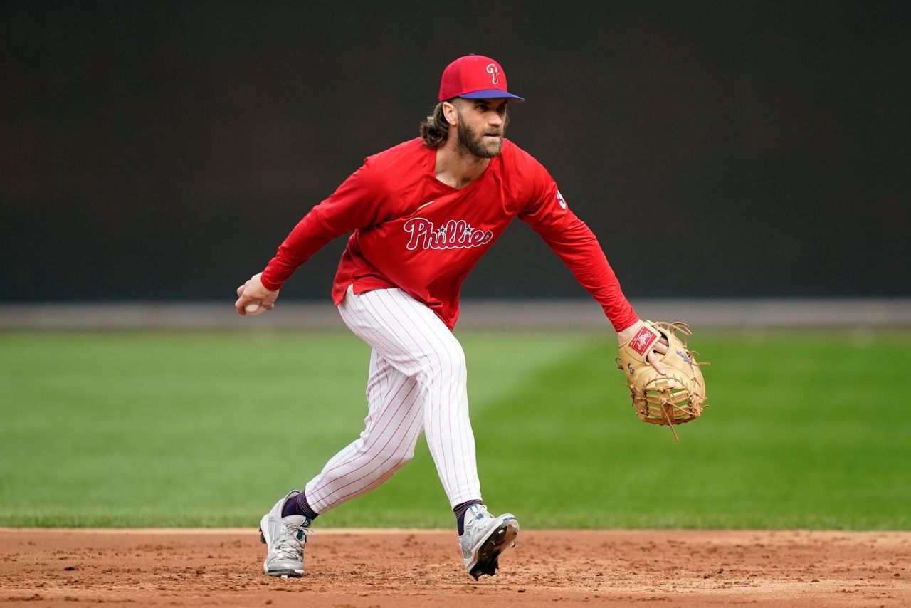 Bryce Harper leaves Thursday's game in fifth inning with mid-back